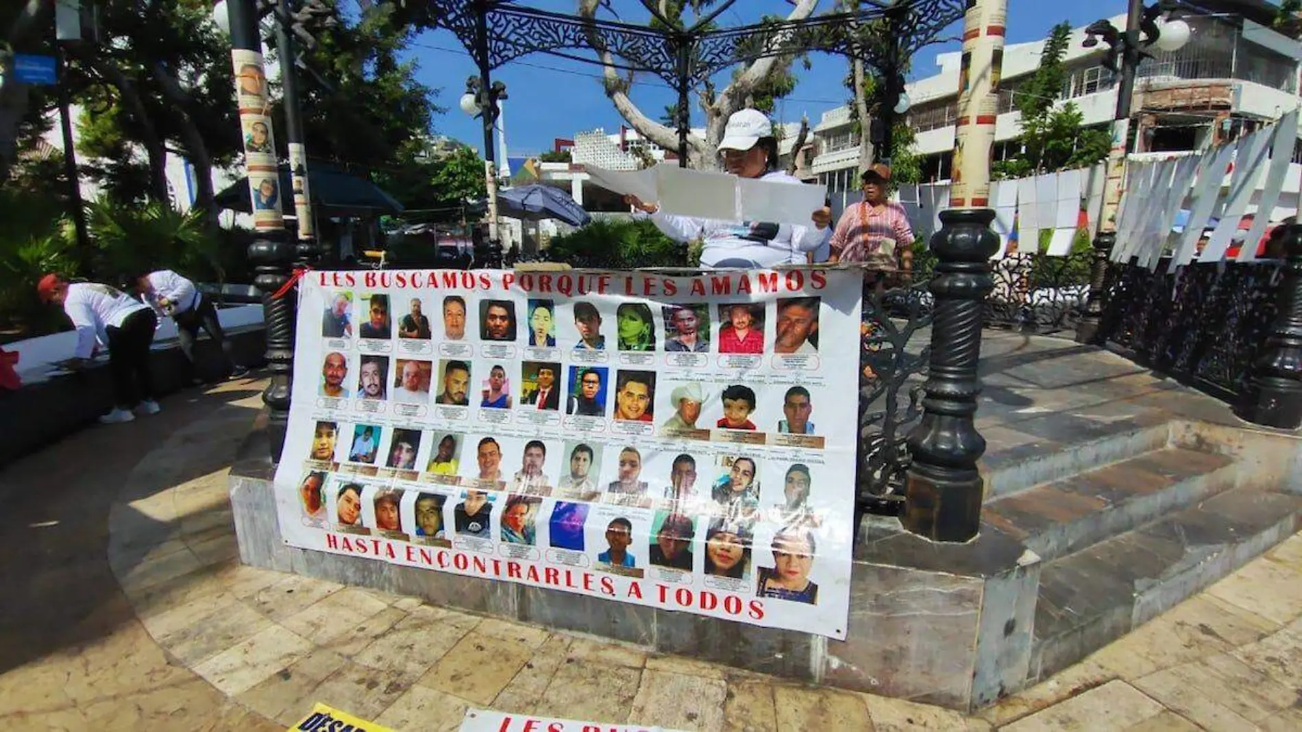 Expo desaparecidos en zocalo de Acapulco 1